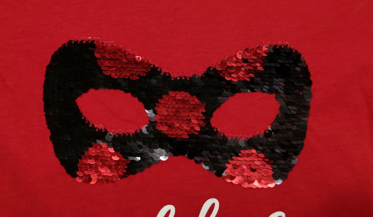Ladybug Langarmshirt für Mädchen in rot mit Wendepailetten - Nahaufnahme der Pailetten in schwarz
